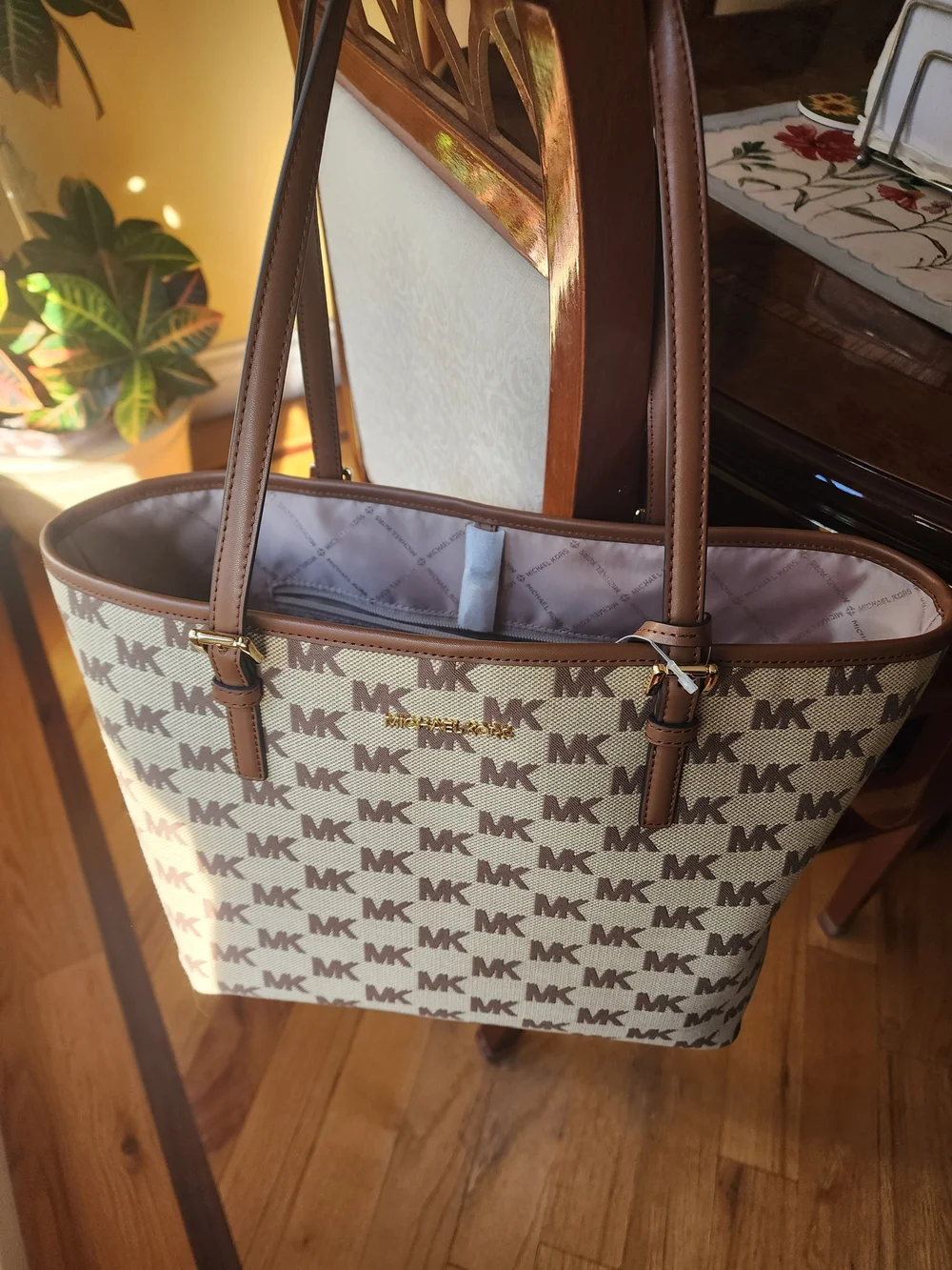 ✨ Michael Kors NWT Bag & Makeup Bundle ✨
